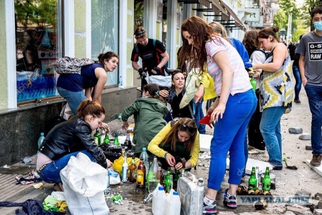 Суд арестовал студентку, бросившую коктейль Молотова в полицейских на митинге