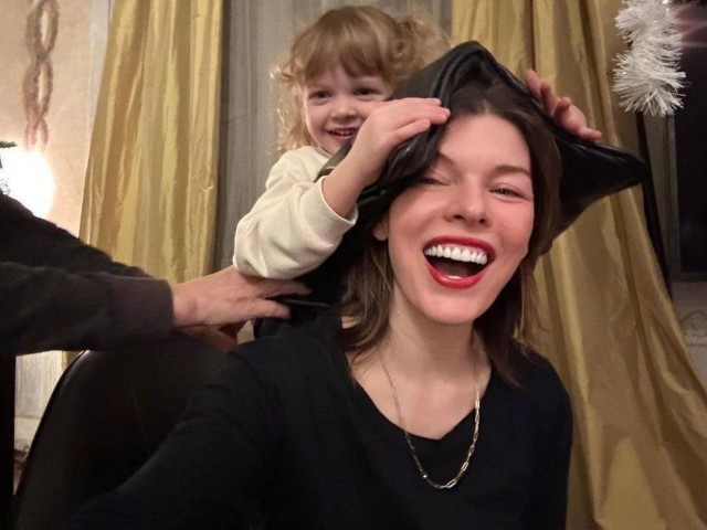 Милла Йовович с дочками желает вам счастья в новом году