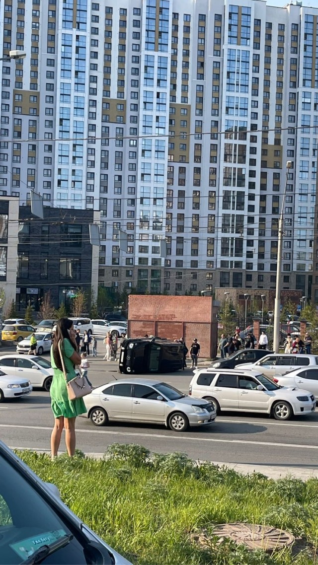 Разворачиваешься себе спокойно через двойную сплошную, а тут, понимаешь, "Гелик" по встречке!