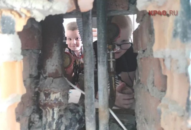 В калужском поселке рабочие меняли трубу в подъезде и оставили сквозную дыру в квартире матери-одиночки