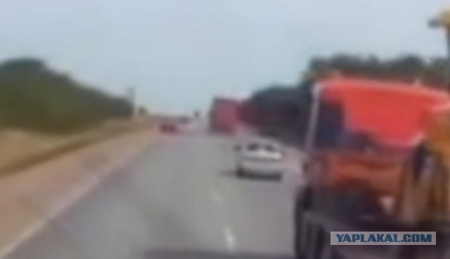 Вроде начал обгон и должн был смотреть на дорогу