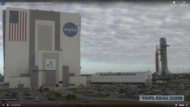 Транспортер NASA выехал за лунной ракетой.