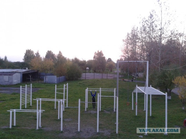 Мегарукажопим спортивную площадку.