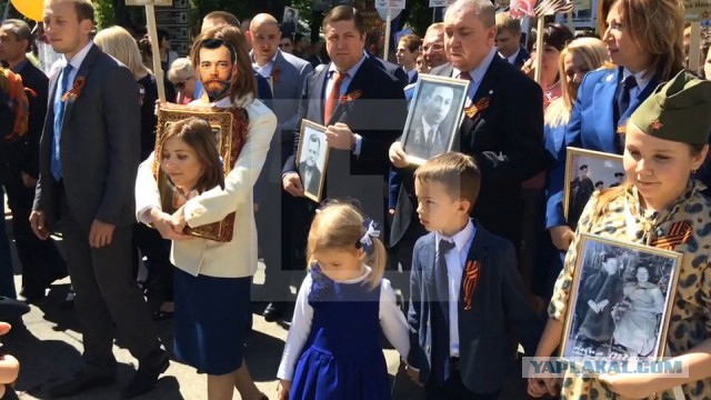 Поклонская с иконой Николая II приняла участие в акции "Бессмертный полк"