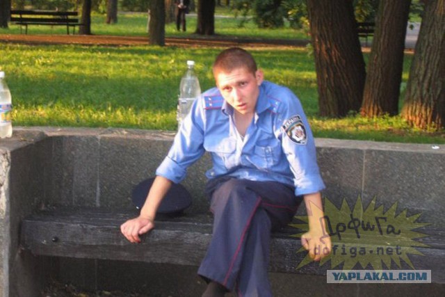 В Уфе на глазах у прохожих гаишника задержали за взятку