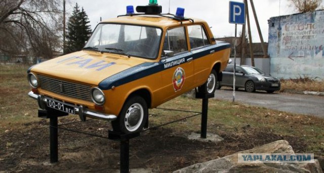 Автомобили на постаменте