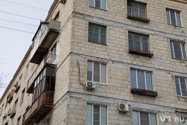 Жильцы разваливающегося дома в центре Волгограда не пускают в квартиры рабочих с тросами