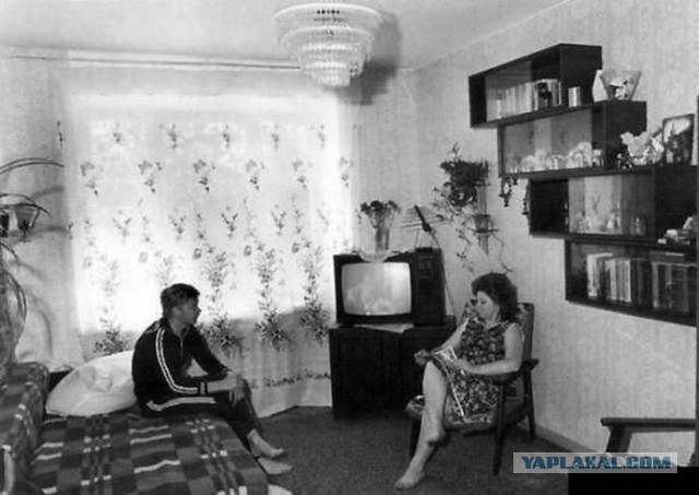 Тёплый советский интерьер