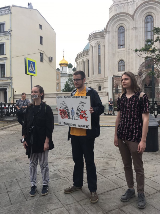 Уже более 200 человек задержали на шествии в поддержку Ивана Голунова на Чистопрудном и Цветном бульварах в Москве
