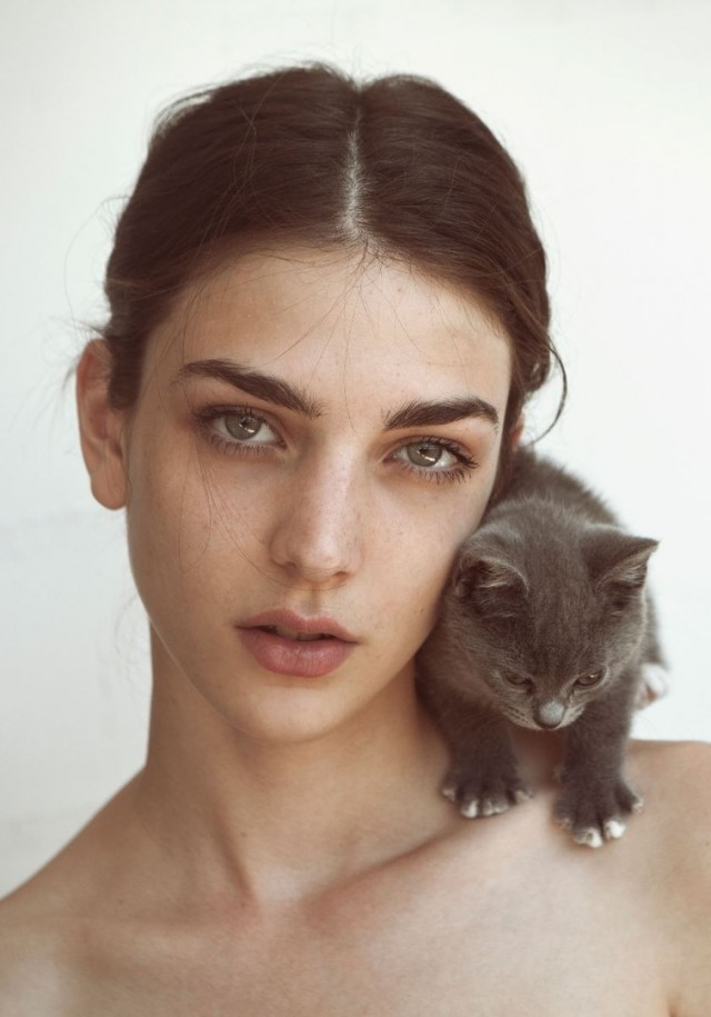 Красивые девушки с котиками