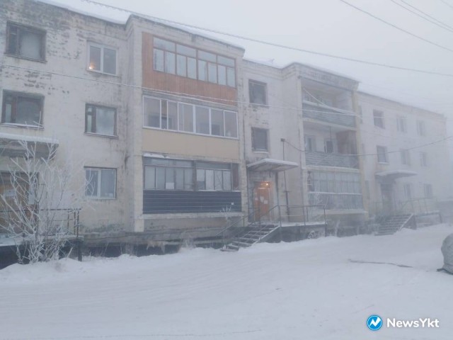 В Якутске -49 градусный мороз. Замерзает дом