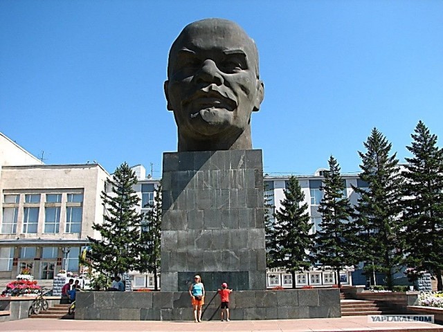 В Пензе решили «воздать должное вождю» и покрасили Ленина в золотой