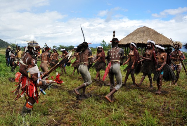 На празднике у папуасов