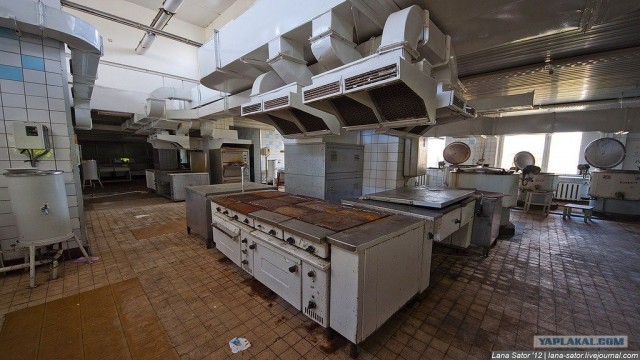 Пионерский лагерь с бассейном и бомбоубежищем