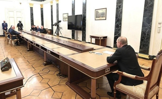 К месту гибели военкора Владлена Татарского начали приносить цветы