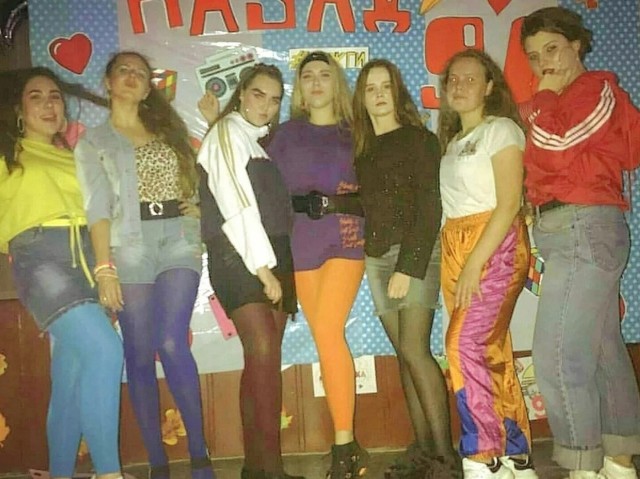 От школьниц до жриц любви. Как выглядели девушки в 90-х