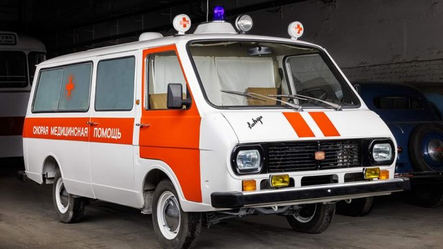 В Москве восстановили машину скорой помощи «РАФ» из 1980-х