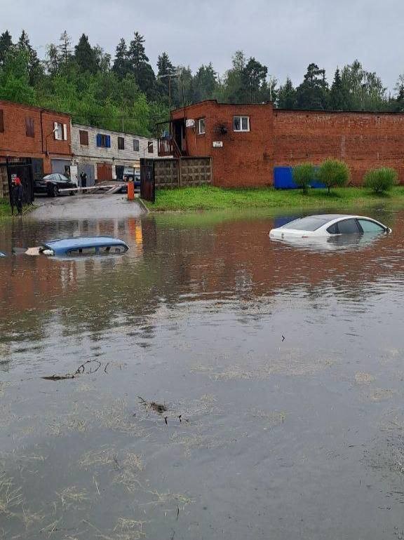 В Зеленограде продают две машины. Срочно