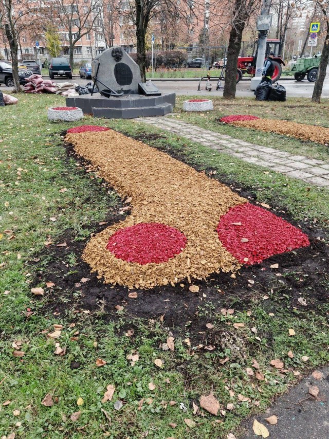 Вот так украсили Памятник 300-летию российского флота.