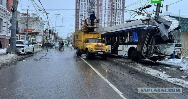 Число пострадавших в ДТП с переполненным троллейбусом в Энгельсе увеличилось до 9