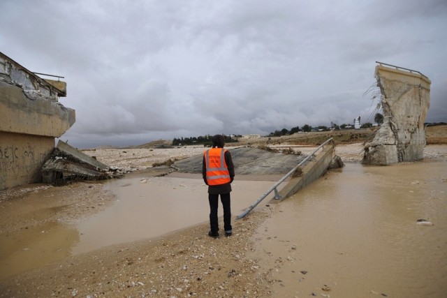 Зимние трассы в Израиле: джипы уносит водой