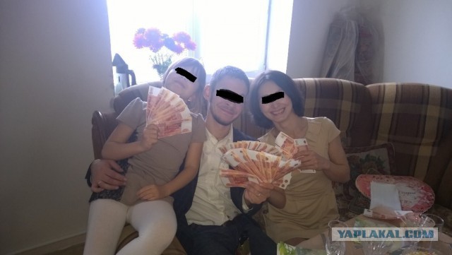 Женат на девушке с ребенком.