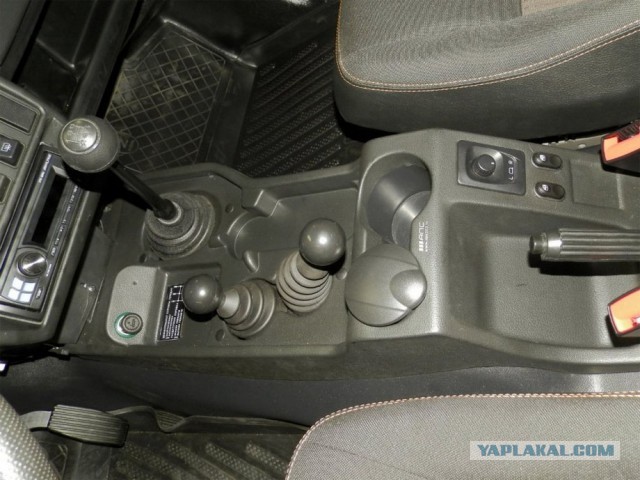 Красивые девушки и новая Lada Urban