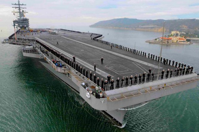 Деньги на воду: ВМС США приняли на вооружение авианосец за $13 млрд