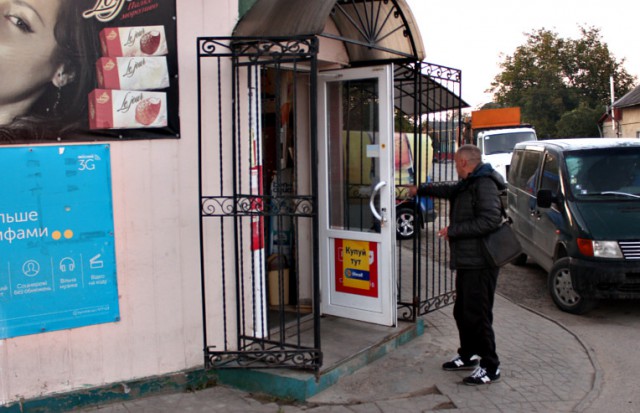 Еноты разгромили продуктовый магазин в Черновицкой области