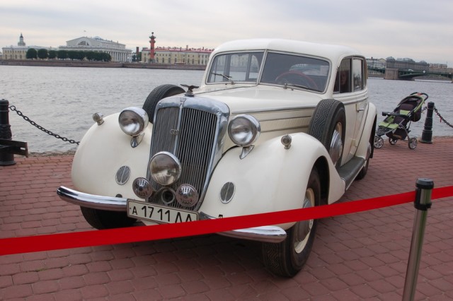 Авто Вернисаж на Неве.