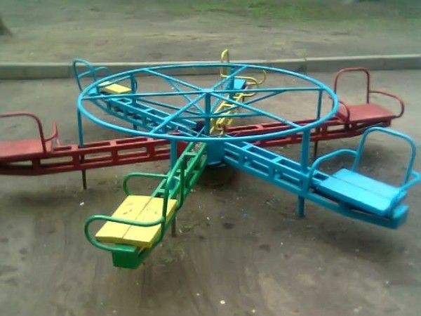 Чудовищная карусель для детей (2 фото)