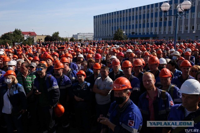 Около 20 тысяч брестчан колонной прошли по городу 16.5 км.