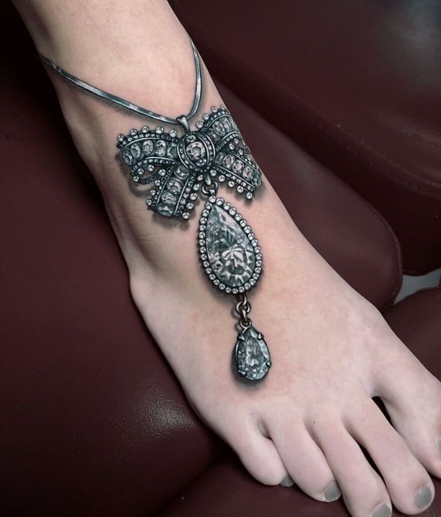 15 реалистичных ювелирных татуировок, с которыми необходимость носить драгоценности отпадает сама собой