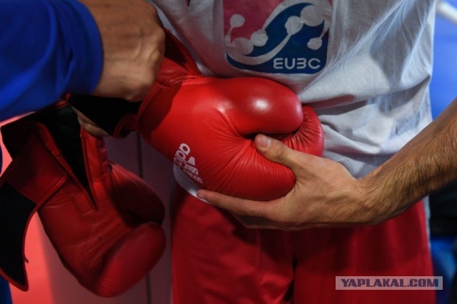 Умер устроивший бой с тенью африканский боксер