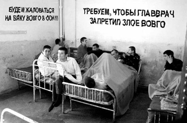 В Екатеринбурге женщина пятый день сидит с вещами у подъезда элитного ЖК, выступая против своего выселения