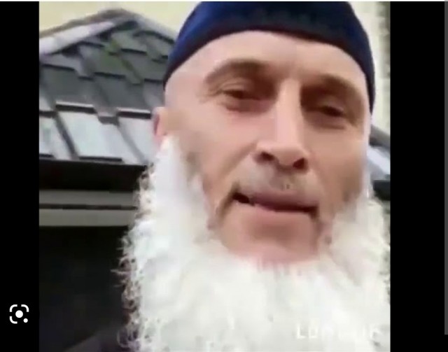А вы тоже боитесь подходить к дверям?