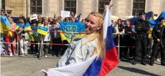 В Сети форсится видео, на котором россиянка, проживающая в Германии, якобы призывает Россию ударить по Дрездену