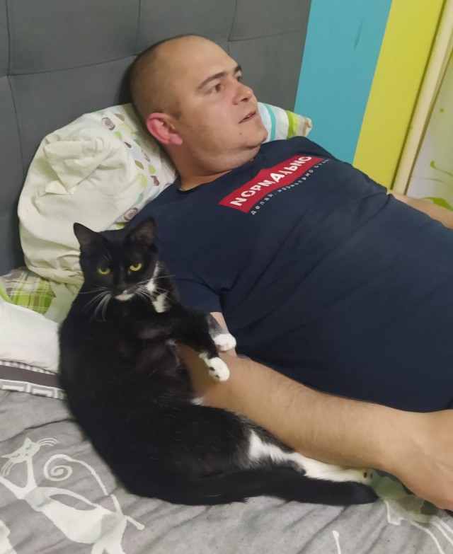 А как вы спите с котиком?