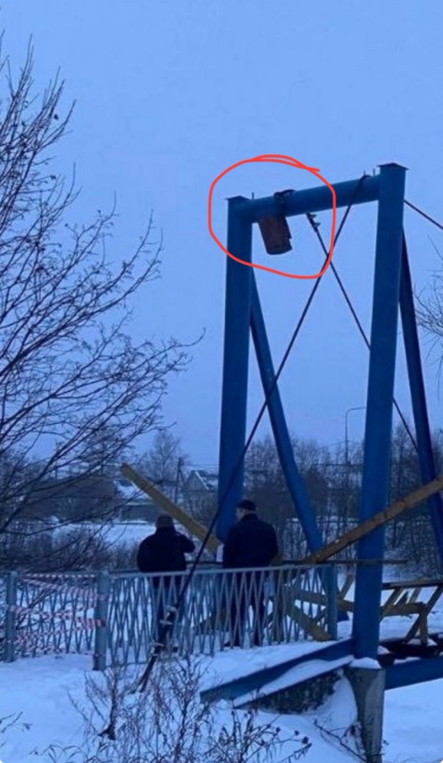 В карельской деревне Судалица обрушился пешеходный мост, который только в июле отремонтировали за 8,2 миллиона рублей
