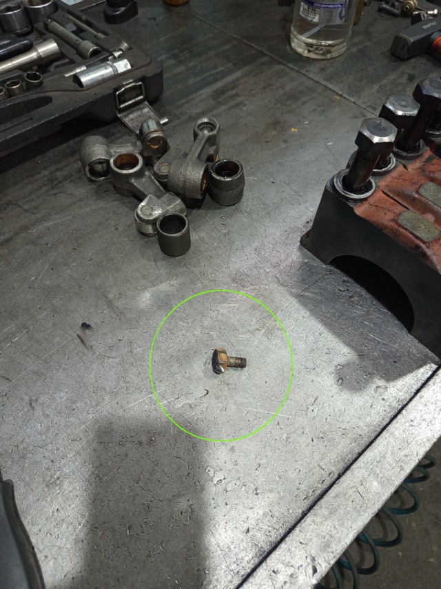 Вытаскиваем обломок болта