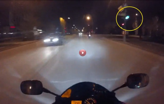 В Волжском на дороге разбился мотоциклист и его пассажирка