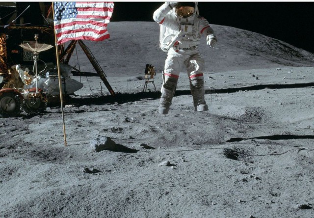 NASA показали падения астронавтов на Луне