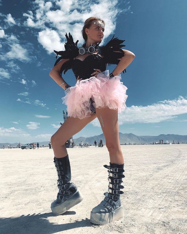 Девушки фестиваля Burning Man-2019