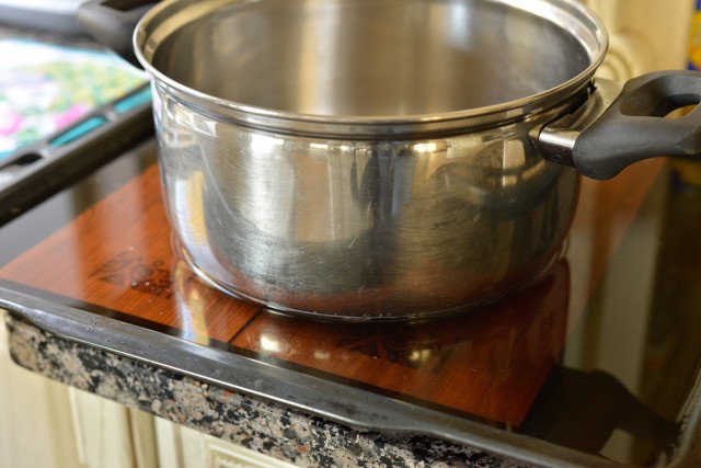 Кулинария: Камчатская семга на кедровой дощечке.