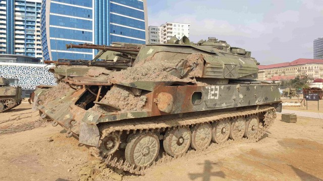 Выставка трофейной военной техники в Баку
