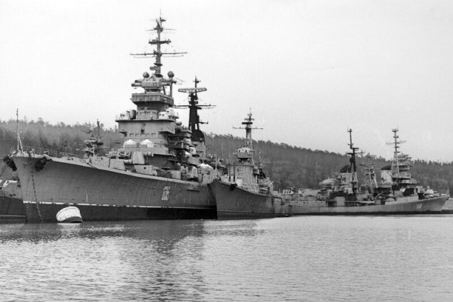 Когда-то здесь базировались крейсера Советско-Гаванской ВМБ, а теперь пилят подлодки