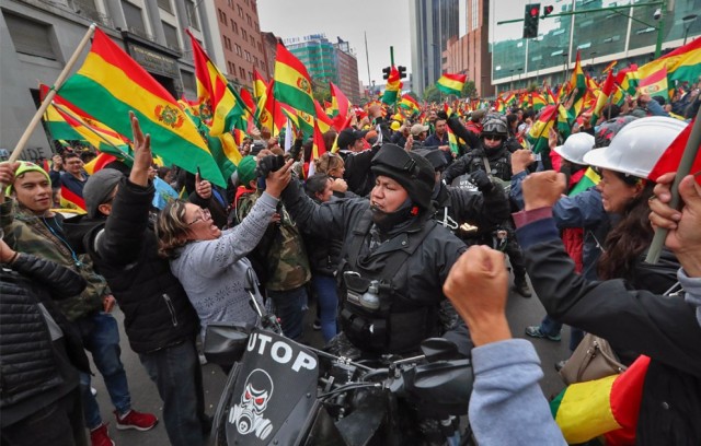 Эксперт: “Из-за провала санкций против России скоро Запад ждёт волна революций”