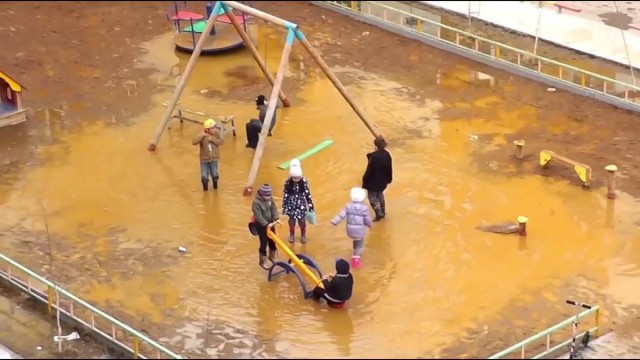 Детская площадка полыхает в Новой Москве в Кокошкино