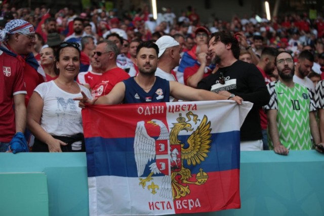 На матче ЧМ-2022 вывесили объединённый флаг России и Сербии