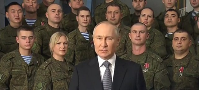 Путин выступил с новогодним обращением к россиянам на фоне военных
